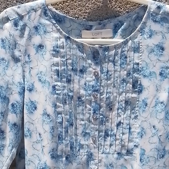 Loft Long Sleeve Blouse Size XSmall in White and Blue w/ Floral Pattern - Picture 4 of 7